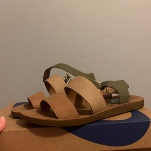 Kid’s Multicolored Sandals!